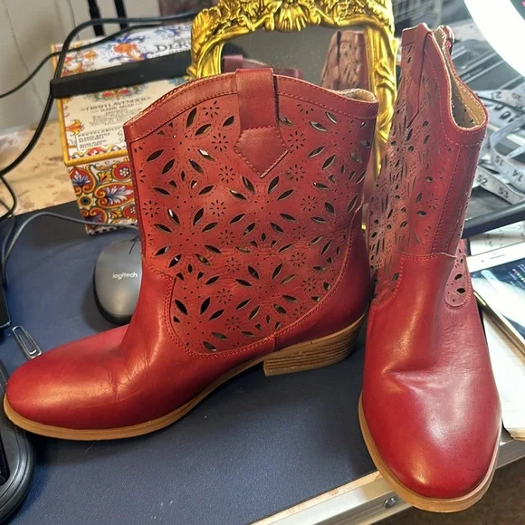 Lartiste Ankle Boots - Picture 2 of 2